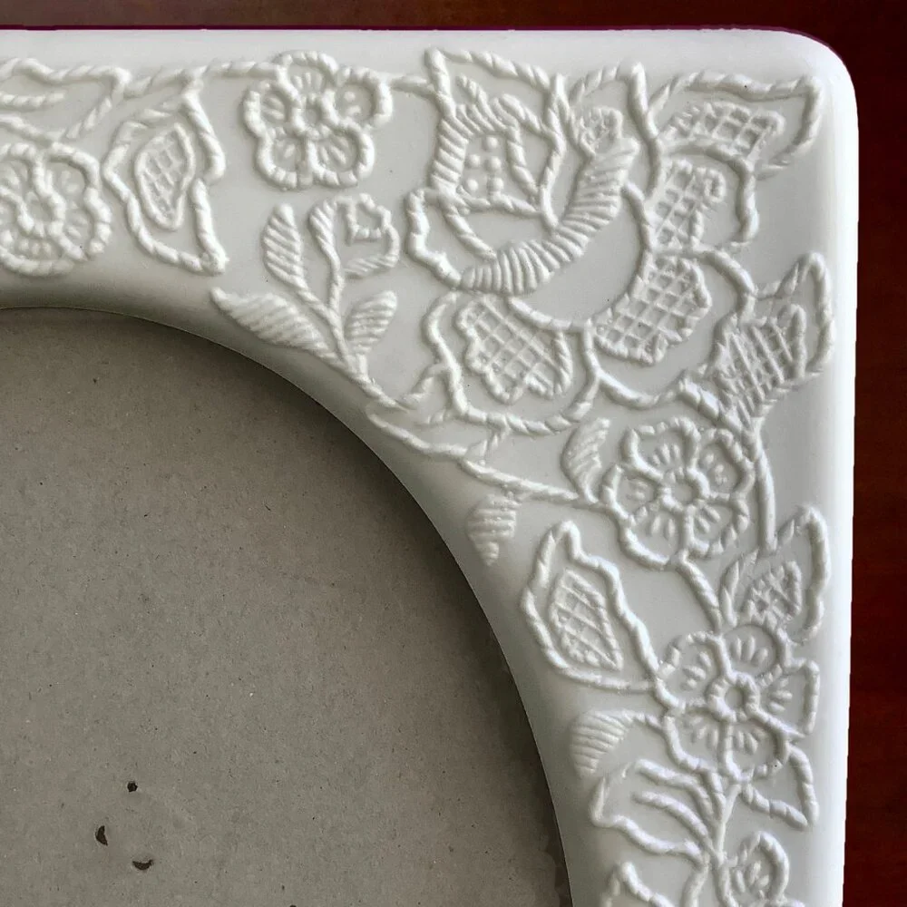 EUC Hallmark White Resin Floral Lace Embossed 5 x 7 Oval Photo Frame